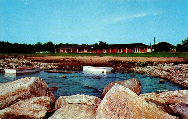 Halsteads Bayside Park Motel & Restaurant - Vintage Postcard (newer photo)